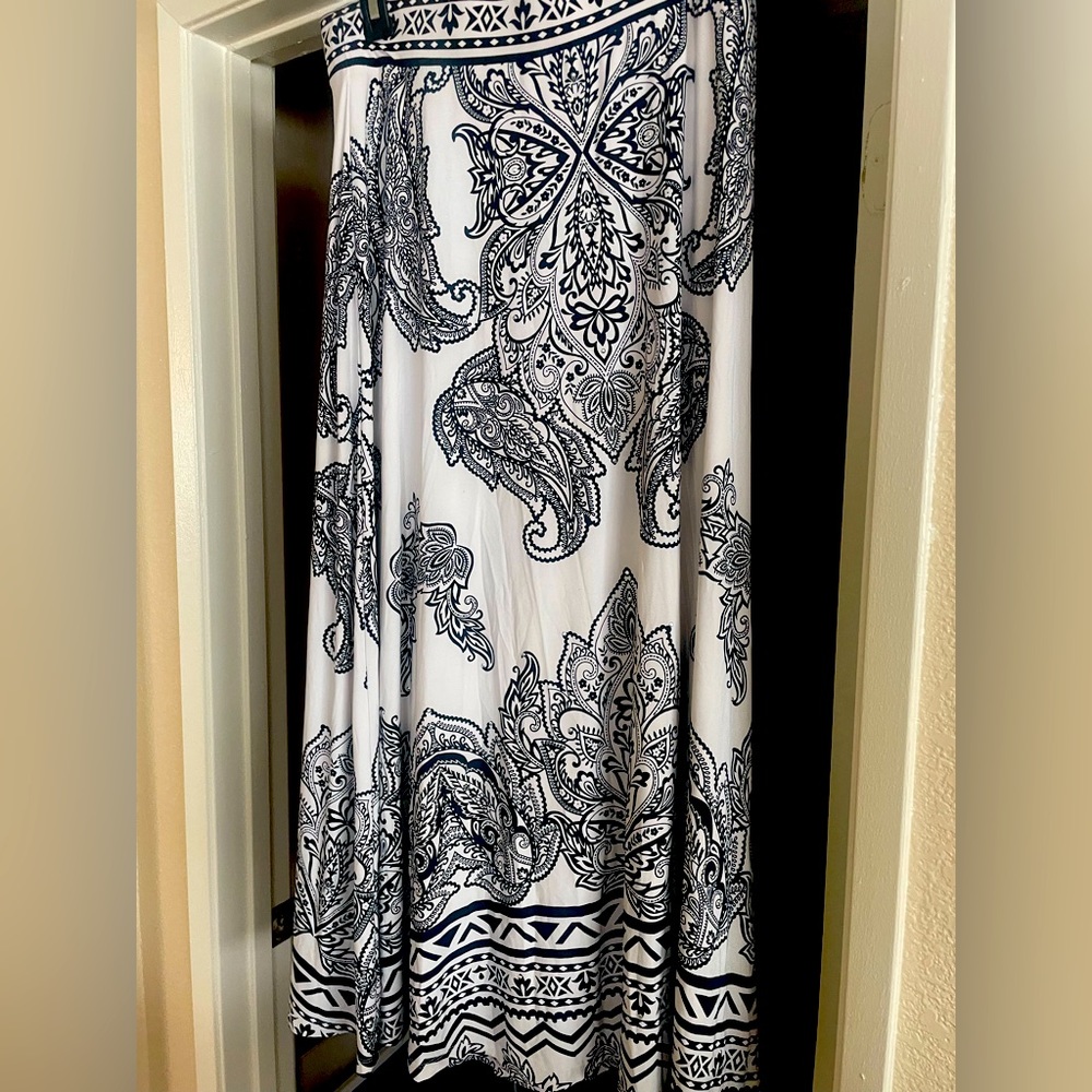 Black and white skirt with details INC L